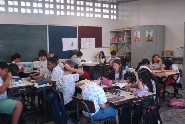 Após esta etapa, alunos e professora realizaram pesquisa em livros, revistas, enciclopédias e internet a fim de obtermos material