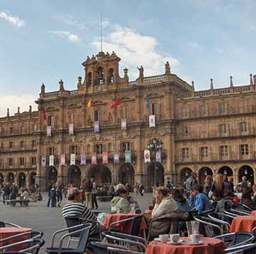 Cidade cosmopolita e moderna, detentora de grande riqueza monumental e de um impressionante tesouro ar s co nos seus numerosos e importantes museus.