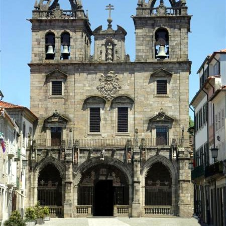 Ao inicio da tarde, par da para Portugal, paragem na vila histórica e fronteiriça de Valença, com as suas imponentes for ﬁcações antes de con nuar para Ponte de Lima.