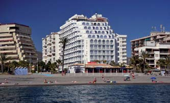 condicionado nas zonas nobres. Não admite animais. Serviço de refeições: buffet. Hotel **** Bahía de Almuñécar Avda. Rey Juan Carlos I. ALMUÑÉCAR Hotel **** Bahía Tropical Playa del Pozuelo s/n.