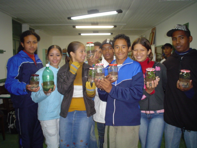 Programa de Jovens da Reserva da Biosfera Objetivo: Propiciar a formação integral e a educação ecoprofissional de adolescentes entre 15 e 21 anos de idade, moradores de zonas periurbanas e entorno de