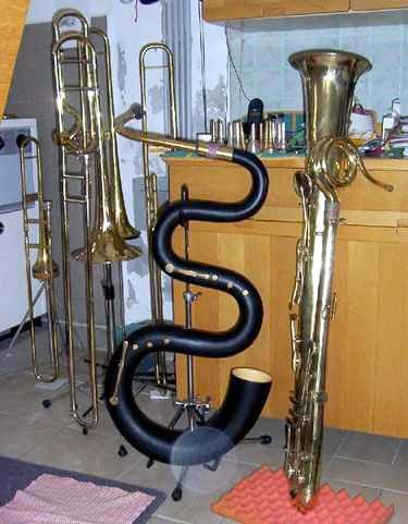 Na figura 8 podemos ver ambos, juntamente com trombones tenores modernos. Fig.