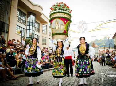 Senhora um ramo de flores.