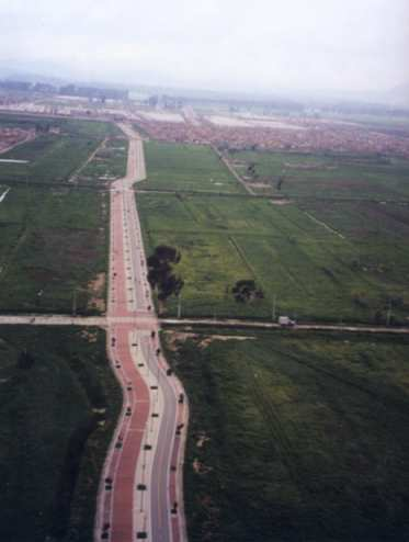 Alameda El Porvenir (O Futuro) Uma rua de transporte não