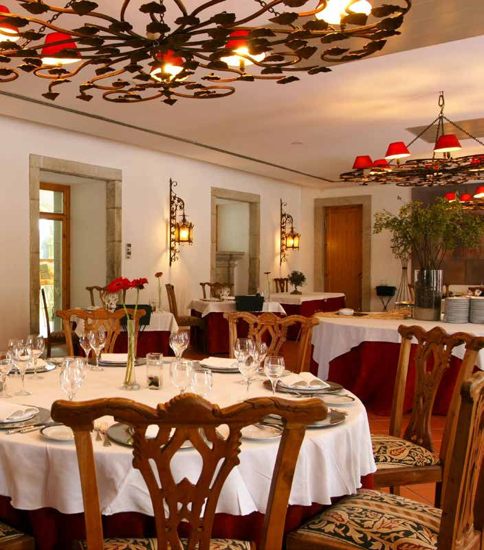 RESTAURANTE DA POUSADA APROVAÇÃO REAL Embarque numa autêntica viagem gastronómica pela rica tradição portuguesa que o Restaurante da Pousada reserva para si.