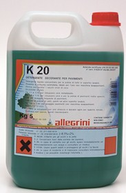 Remove facilmente das superfícies restos de tintas e os riscos negros deixados no pavimento pelas rodas dos empilhadores. K 20 Detergente decerante de espuma controlada para pavimentos.