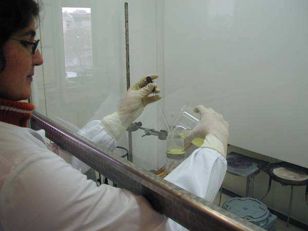 Figura 2 Fotos tiradas durante a realização de alguns ensaios nomeadamente observação de uma amostra ao microscópio electrónico de varrimento (à esquerda) e realização do ataque ácido da amostra (à