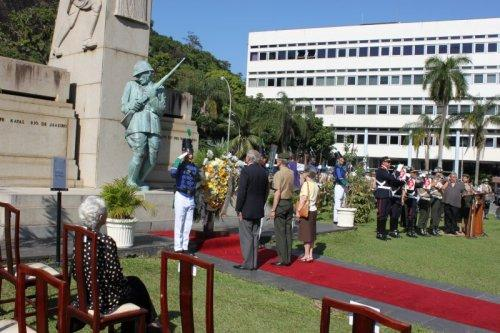 Familiares de alguns mortos também lá estavam e foram durante a cerimônia cumprimentados