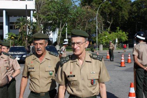 Chegada a hora, o pessoal da Comunicação Social do CML anunciou que se aproximavam do local da cerimônia o General de Exército Enzo Martins Peri, acompanhado dos Generais Rui (Chefe do Departamento
