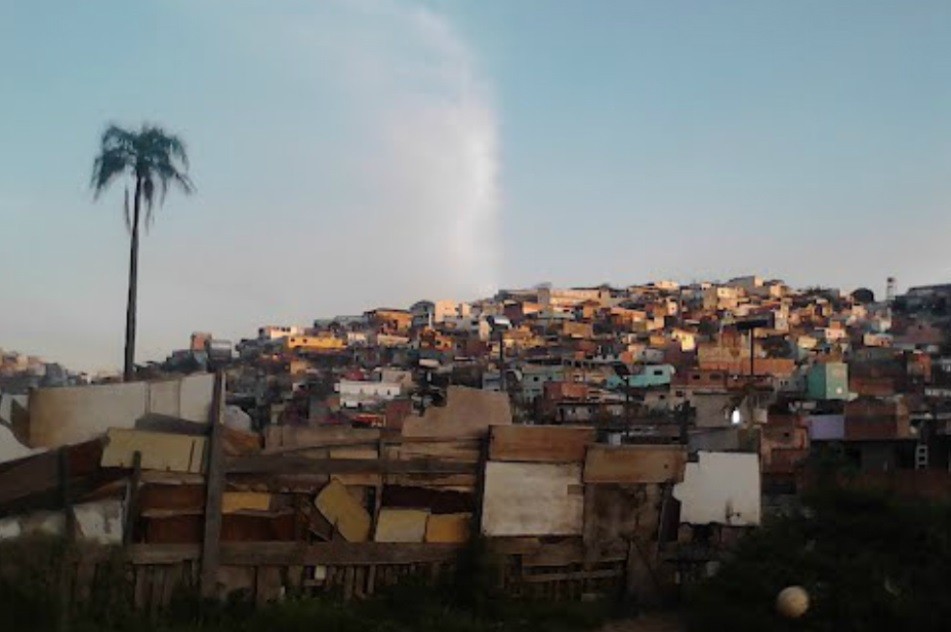 CONCLUSÃO Ao readequarmos a estrutura da favela visando o quadro de necessidades e bem estar dos moradores, devemos propor habitações de qualidade pensando também em um espaço coletivo funcional.