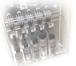 Correcção do factor de potência GESTÃO DE ENERGIA Com a instalação de um banco de condensadores é possível reduzir a potência reactiva absorvida pelas cargas indutivas no sistema e consequentemente