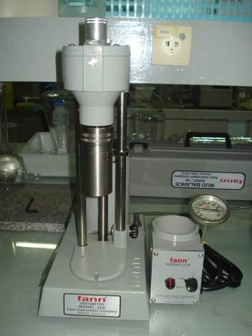 Medidas e Parâmetros reológicos dos fluidos As análises reológicas dos fluidos foram realizadas a 120 F (48,9 C) utilizando copo térmico da FANN e um viscosímetro rotativo da FANN modelo 35 A (Figura