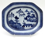 64 :: Base de Prato Coberto e Tampa em porcelana chinesa do período Jiaqing (1796-1820), com decoração a azul com paisagem fluvial, dita "Cantão". Pé de galo no fundo. Comp. da base 27 cm.