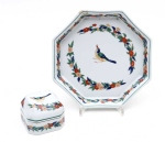 6 :: Covilhete Oitavado e Caixa com Tampa em porcelana portuguesa da Fábrica da Vista Alegre, marca nº 36 (1980-1992). Decoração floral policromada. Diâm. 21 cm.