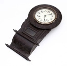 508 :: Relógio de Parede inglês, com caixa em madeira escurecida. Defeitos. Alt. 58 cm.