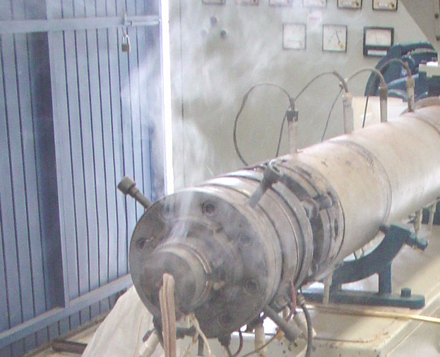 103 - na extrusão reativa houve a liberação de gases, fazendo se necessário um sistema de degasagem na extrusora, bem como um sistema de exaustão no ambiente de trabalho (FIGURA 25); FIGURA 25 -
