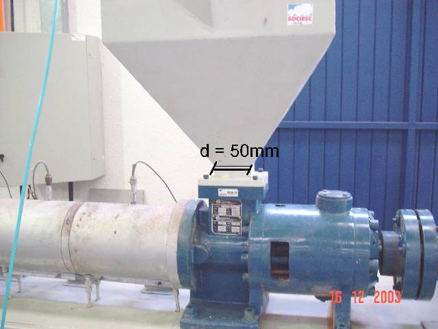 144 FIGURA 47 FUNIL DA EXTRUSORA O diâmetro do funil (= 50 mm) dificultou o fluxo normal dos materiais.