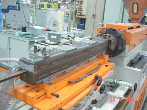 151 Um outro produto testado a partir dos compósitos plástico-madeira produzidos foi obtido pelo processo de extrusão (FIGURA 53) com os compósitos já granulados.