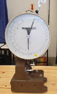 FIGURA 12 CORPOS DE PROVA PARA ENSAIOS DE TRAÇÃO E IMPACTO (a) (b) Para os testes de impacto foi utilizado um equipamento de pêndulo marca MICROTEST com martelo