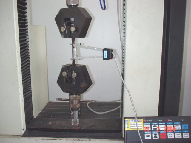 77 Os ensaios de tração foram realizados no laboratório do Departamento de Engenharia Mecânica da UFPR. Para os ensaios de tração foi utilizada uma máquina universal de ensaio EMIC-10000 (FIGURA 14).