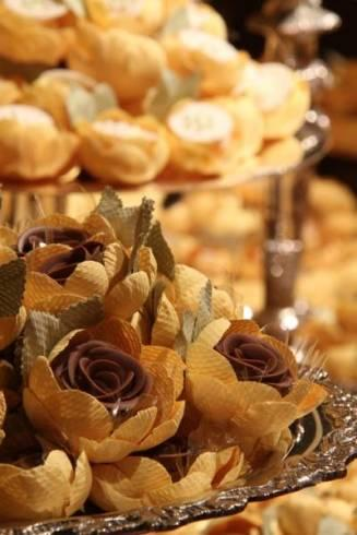 O modelo que parece flor é ideal para doces redondinhos ou brigadeiros gourmets.