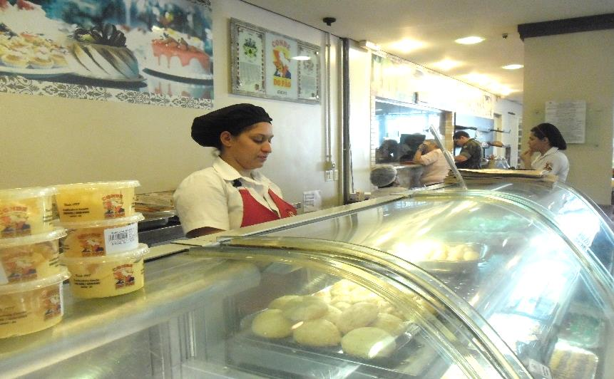 realiza flexão de pescoço e de cotovelos ao realizar corte de alimento.