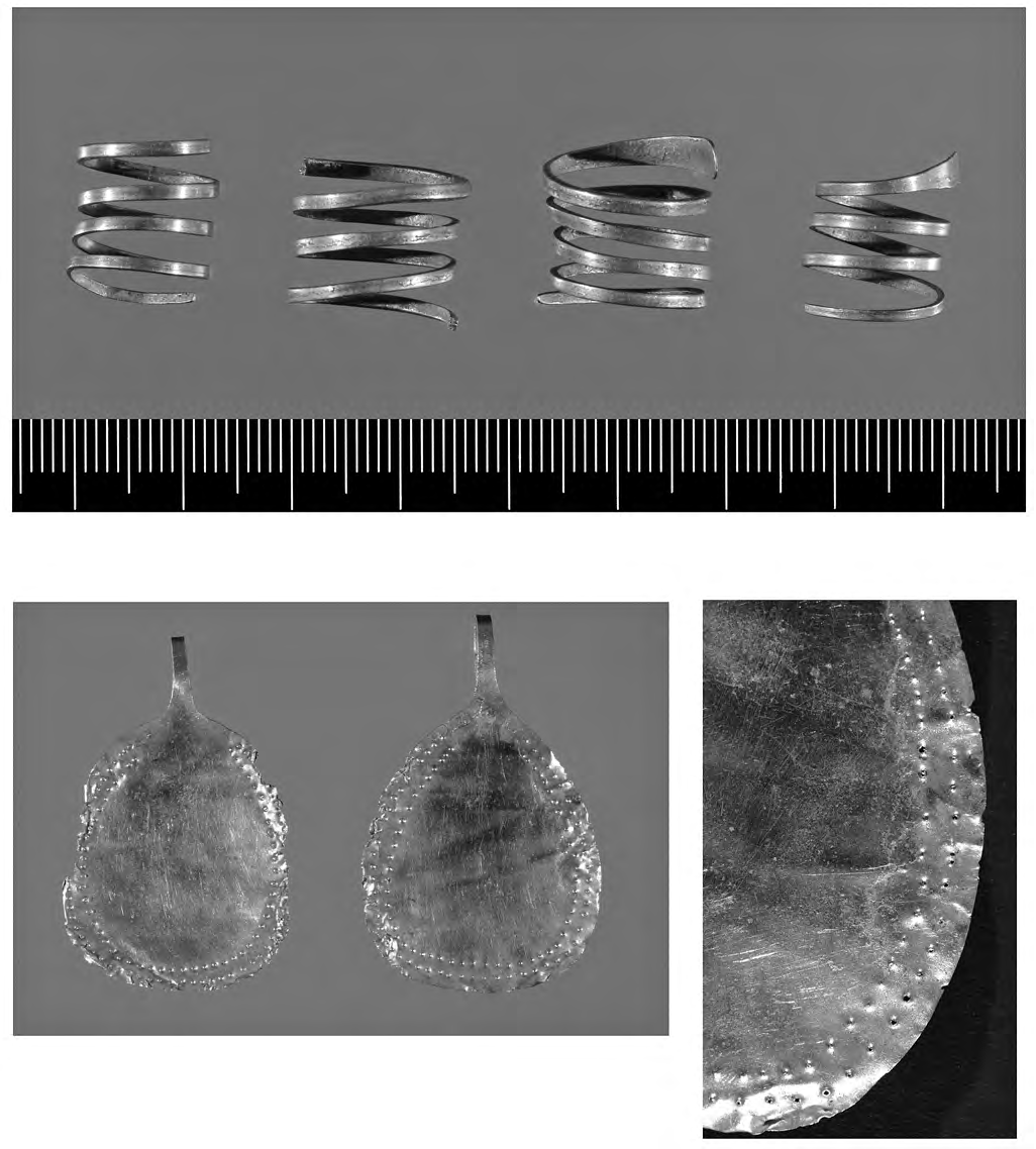 Fig. 11 A metalurgia do ouro em grutas artificiais. (em cima), anéis-espiral, de ouro, da gruta artificial 1 de S. Pedro do Estoril (Museu do Conde de Castro Guimarães, Cascais).