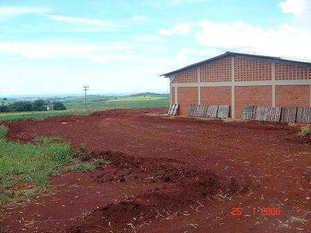 18 3. Material e Métodos 3.1 Instalação da mini-usina A mini-usina foi construída em alvenaria, no campo experimental da Embrapa Soja, em Londrina PR (Figura 3.