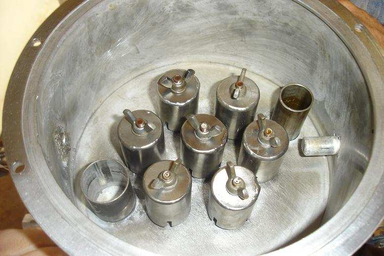 22 A torre de destilação era composta por 9 pratos construídos em aço inoxidável e conectados por flanges parafusadas. No interior dos pratos (Figura 3.