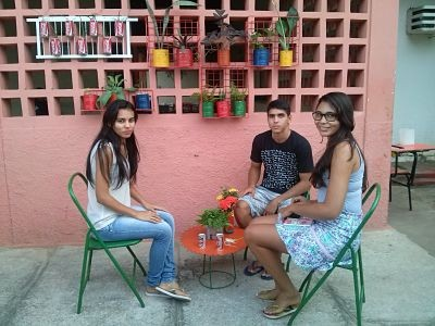 O toque final do projeto foi produzido com latinhas de refrigerante, latas e restos de tintas e plantas próprias da comunidade, que foram dispostas na parede da sala de convivência criada como é