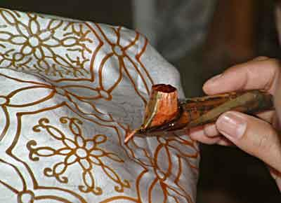 Batik A África sub-saariana oferece um universo de técnicas de estamparia por impressão e tinturaria.