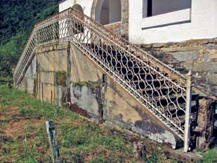 descrição arquitetônica A chegada a casa se dá por um caminho cimentado em meio ao gramado,