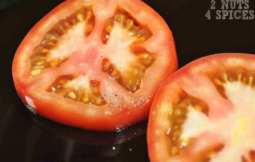 Corte os tomates em rodelas. O rendimento dependerá do tamanho do tomate que você escolheu.