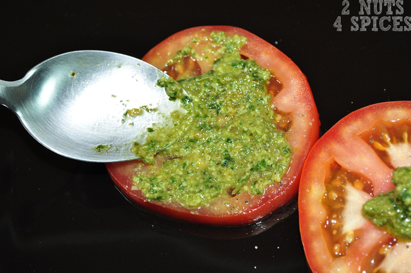 Passe Pesto Genovese em cima de cada rodela de tomate.