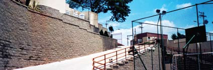 retaining walls), que dispensam qualquer tipo de cimentação.