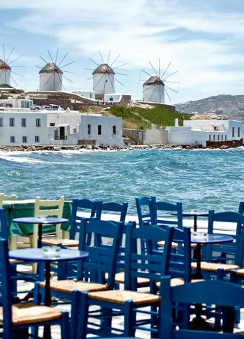 Melodia 2 noites de hotel em Santorini 2 noites de hotel em Myconos Bilhetes de ferry boat entre: Pireus-Santorini-Myconos-Pireus Passeio de veleiro ao redor do vulcão em Santorini Todos os traslados