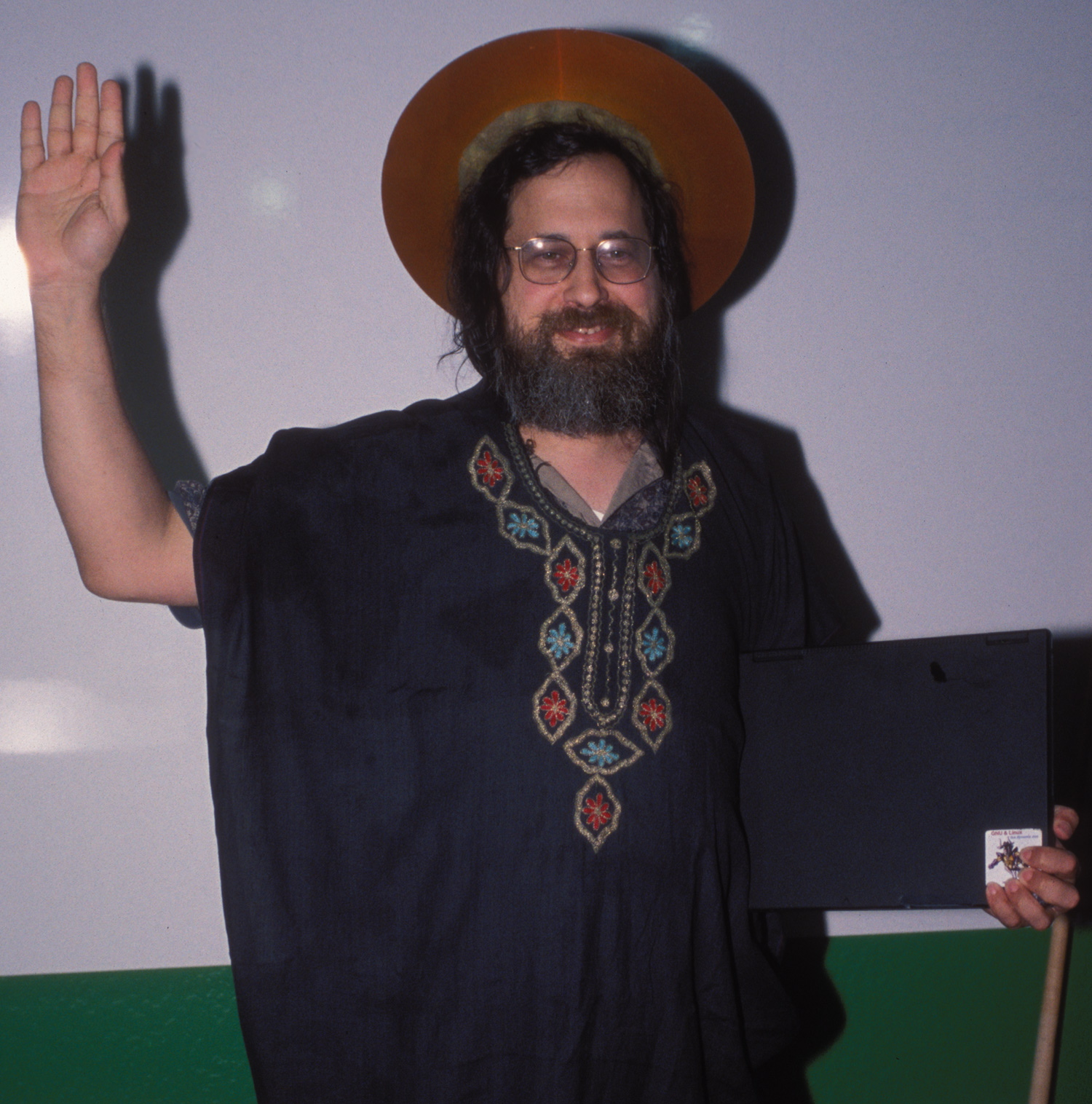 GNU encontra o Linux Linux encontra o GNU Richard Stallman Fundador da FSF GNU: Projeto de Sistema Operacional iniciado em 1984 visando desenvolver um S.O. Compatível como padrão UNIX e com código-fonte aberto.