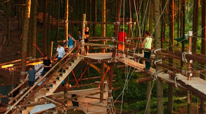 CASAS NAS ÁRVORES A Natureza é o ambiente mais natural para a essência humana.