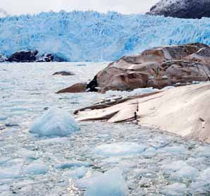 Entre 17:30 e 18:00 hrs. Zarpe desde Puerto Natales, navegaçao por canais patagônicos, Angostura Kirke, canais Morla Vicuña, Unión, Collingwood e Sarmiento. Dia 2: 08:00 hrs. Chegada a Geleira Amalia.