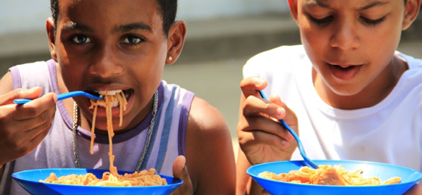 A Alimentação Escolar é comprovadamente uma eficiente ferramenta de crescimento econômico local por criar um mercado para a produção, incentivando a agricultura familiar e a participação da sociedade