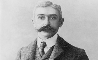 Barão de Coubertin: Pierre de Frédy, mais conhecido pelo seu título nobiliárquico* de Barão de Coubertin, foi um pedagogo e historiador francês, que ficou para a história como o fundador dos Jogos