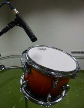 Microfone Shure SM57; 2) Tom de bateria da marca Gretsch de 10 polegadas, madeira maple, com pele de cima (ataque) porosa, linha