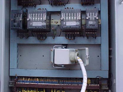 4 Instalação de um painel local a prova de tempo na lateral do comando tripolar do disjuntor, onde se concentrara todos os pontos de oscilografagem das câmaras principais e uma segunda tomada