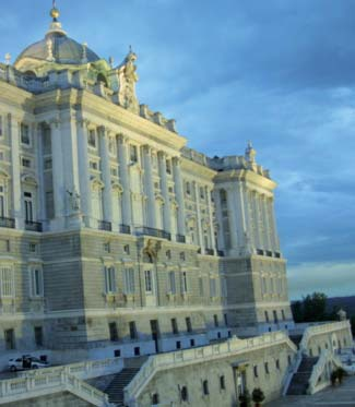 Tarde livre na cidade antes de fazer opcionalmente um passeio de barco pela Lagoa*(incluído no pacote plus). 12 DIA QUA. VENEZA / PÁDUA / PISA / FLORENÇA (360 Café da manhã buffet.