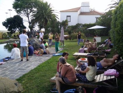 Com taças tibetanas na água da piscina biológica, a