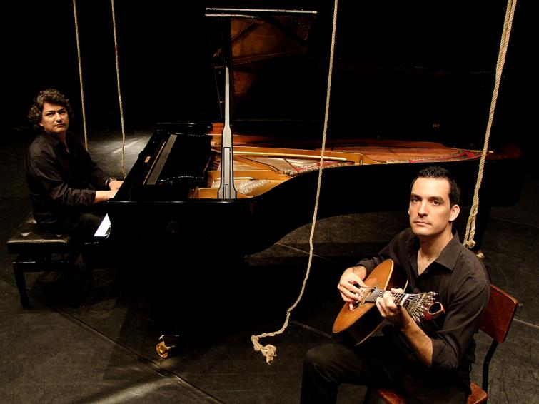 CORDIS piano & guitarra portuguesa O piano de Paulo Figueiredo e a guitarra portuguesa de Bruno Costa cruzam-se com paixão e intensidade, mostrando, através de uma nova abordagem estética, facetas