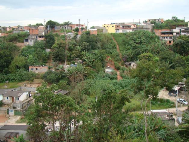 Vista geral da encosta localizada nas proximidades das ruas Guaratinga, Juazeiro e Utinga.