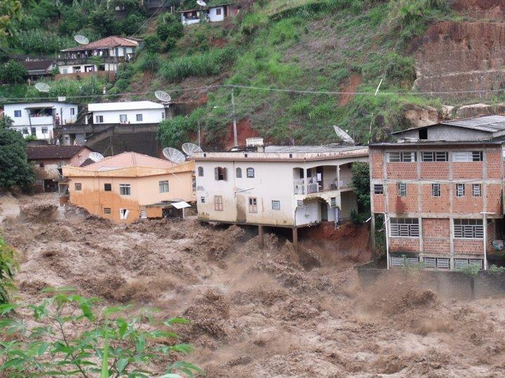 Relatório Técnico N o 133.105-206 - 24/119 Figura 16 Situação de enchente em um canal de drenagem (Ministério das Cidades, Instituto de Pesquisas Tecnológicas do Estado de São Paulo IPT, 2007).
