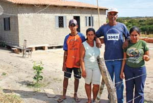 Eles também fazem tarefas nos quartos e na cozinha. "Os funcionários são os responsáveis, mas os alunos participam de tudo", diz o diretor. Quando o dia acaba, todos se dirigem ao prédio do internato.