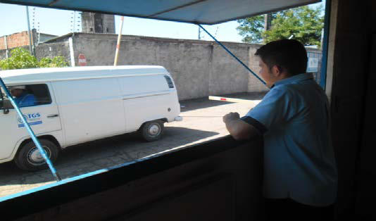 visão para documento e compressão de antebraços na quina da mesa, sobrecaregando estruturas mioarticulares podendo causar dor e diminuição da